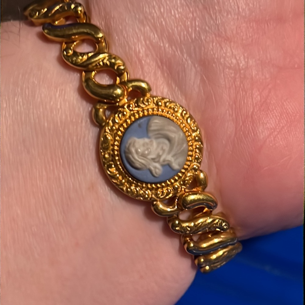 Vintage “American Queen” Pitman & Keel Goldtone & Blue cameo expansion bracelet - Picture 7 of 16